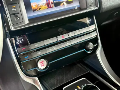 Jaguar XE 2017 - 16900 EUR, 230128 km - AUTO.MOTO.pt - 230128km - foto 26 de 28