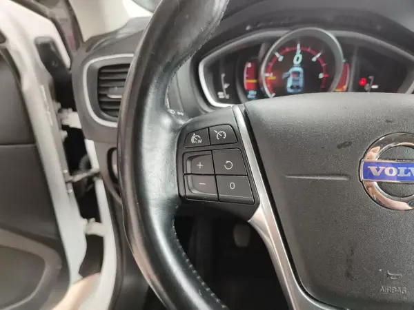 Volvo V40 2013 - 7750 EUR, 298000 km - AUTO.MOTO.pt - 298000km - foto 29 de 36