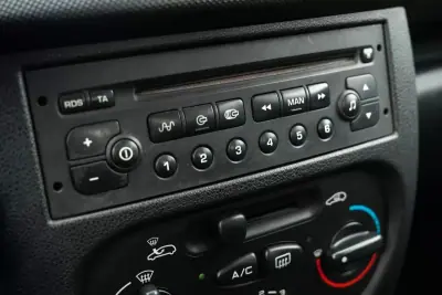 Peugeot 206 2010 - 5850 EUR, 96800 km - AUTO.MOTO.pt - 96800km - foto 17 de 19