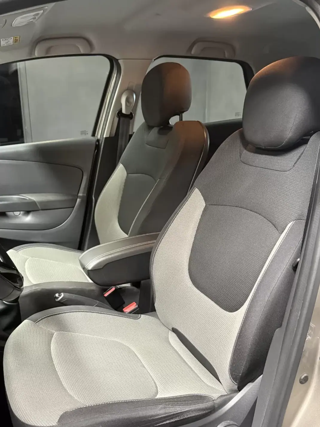 Renault Captur 2016 - 10990 EUR, 67180 km - AUTO.MOTO.pt - 67180km - foto 15 de 30