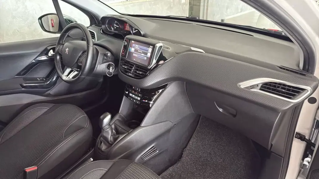 Peugeot 208 2017 - 8450 EUR, 112900 km - 112900km - foto 5 de 13