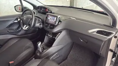 Peugeot 208 2017 - 8450 EUR, 112900 km - AUTO.MOTO.pt - 112900km - foto 5 de 13
