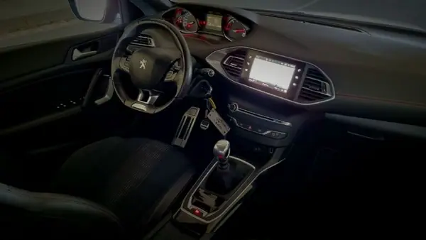 Peugeot 308 SW 2018 - 15800 EUR, 139000 km - AUTO.MOTO.pt - 139000km - foto 16 de 26