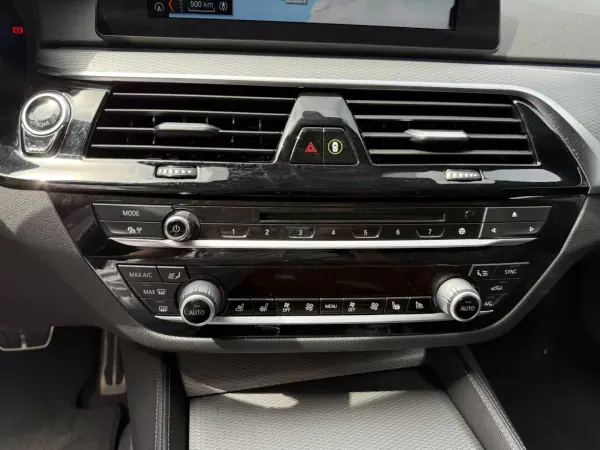 BMW 520 2019 - 28500 EUR, 146000 km - AUTO.MOTO.pt - 146000km - foto 12 de 21