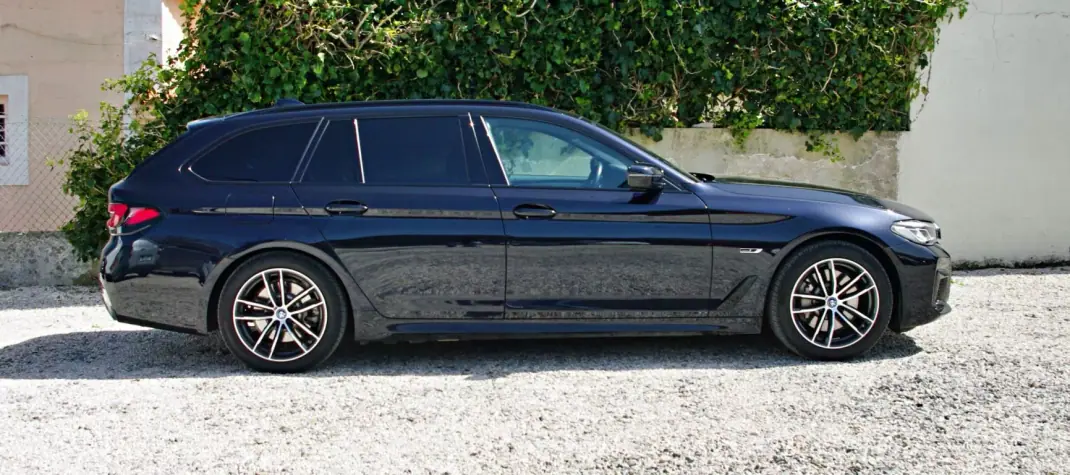 BMW 530e 2022 - 44900 EUR, 52332 km - AUTO.MOTO.pt - 52332km - foto 8 de 46