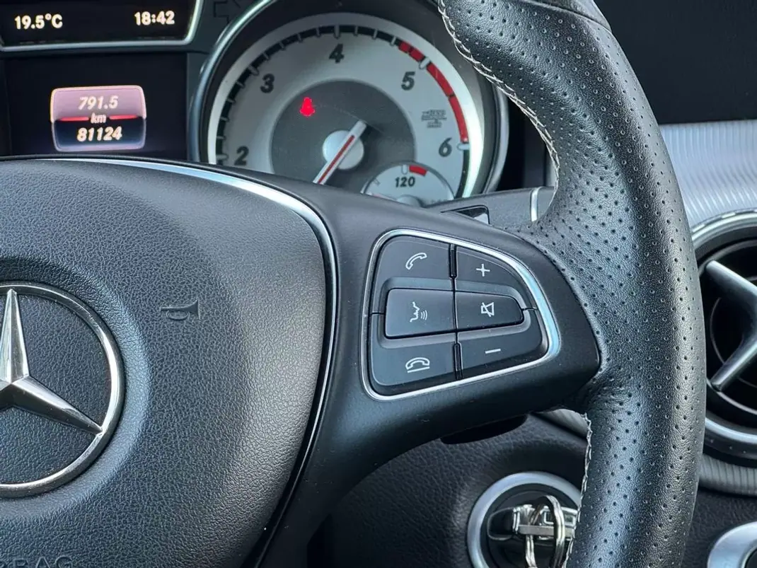 Mercedes-Benz GLA 180 2016 - 19950 EUR, 80000 km - AUTO.MOTO.pt - 80000km - foto 18 de 26