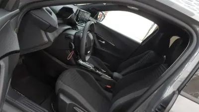 Peugeot e-2008 2024 - 21900 EUR, 38000 km - AUTO.MOTO.pt - 38000km - foto 15 de 33