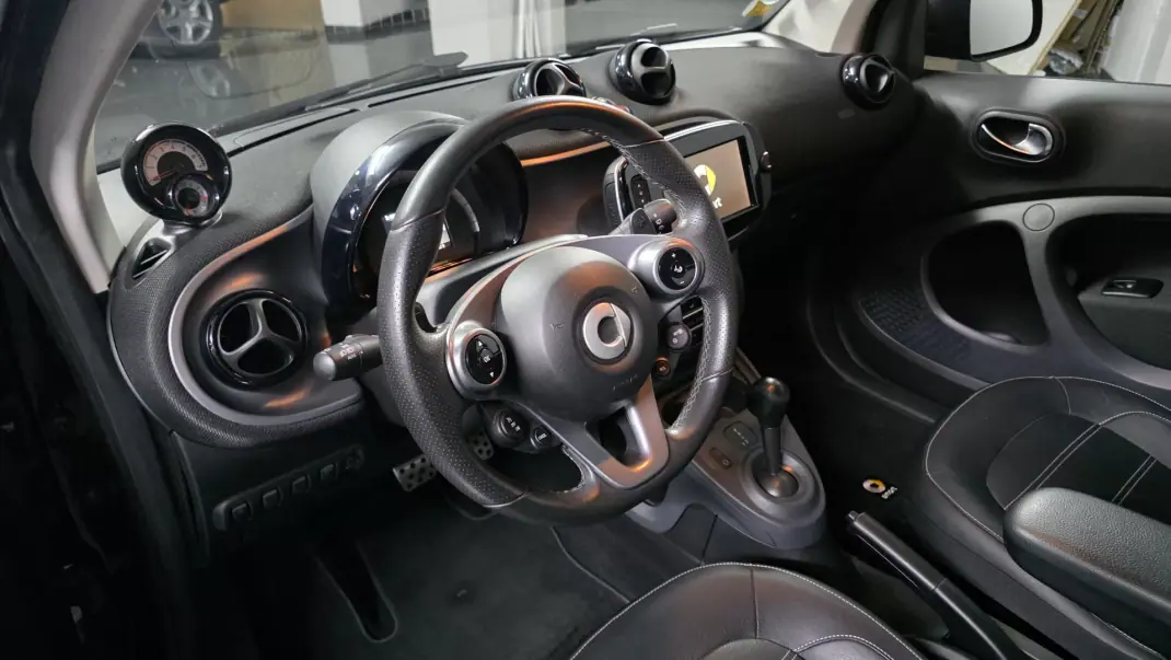 Smart ForTwo Coupé 2018 - 14990 EUR, 72000 km - AUTO.MOTO.pt - 72000km - foto 6 de 37