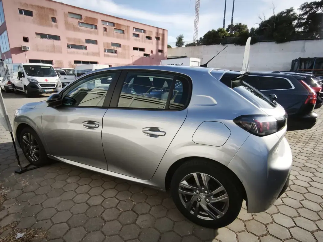 Peugeot 208 2022 - 13900 EUR, 64557 km - 64557km - foto 3 de 15