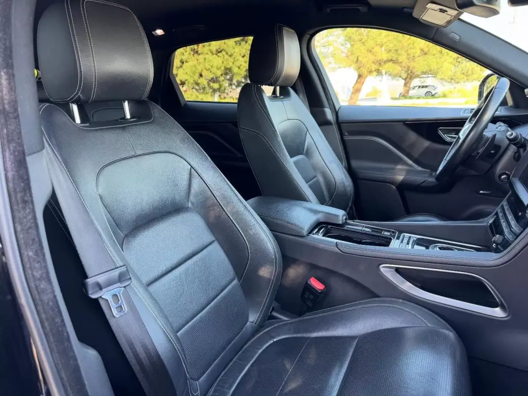 Jaguar F-Pace 2017 - 24950 EUR, 177000 km - AUTO.MOTO.pt - 177000km - foto 10 de 15