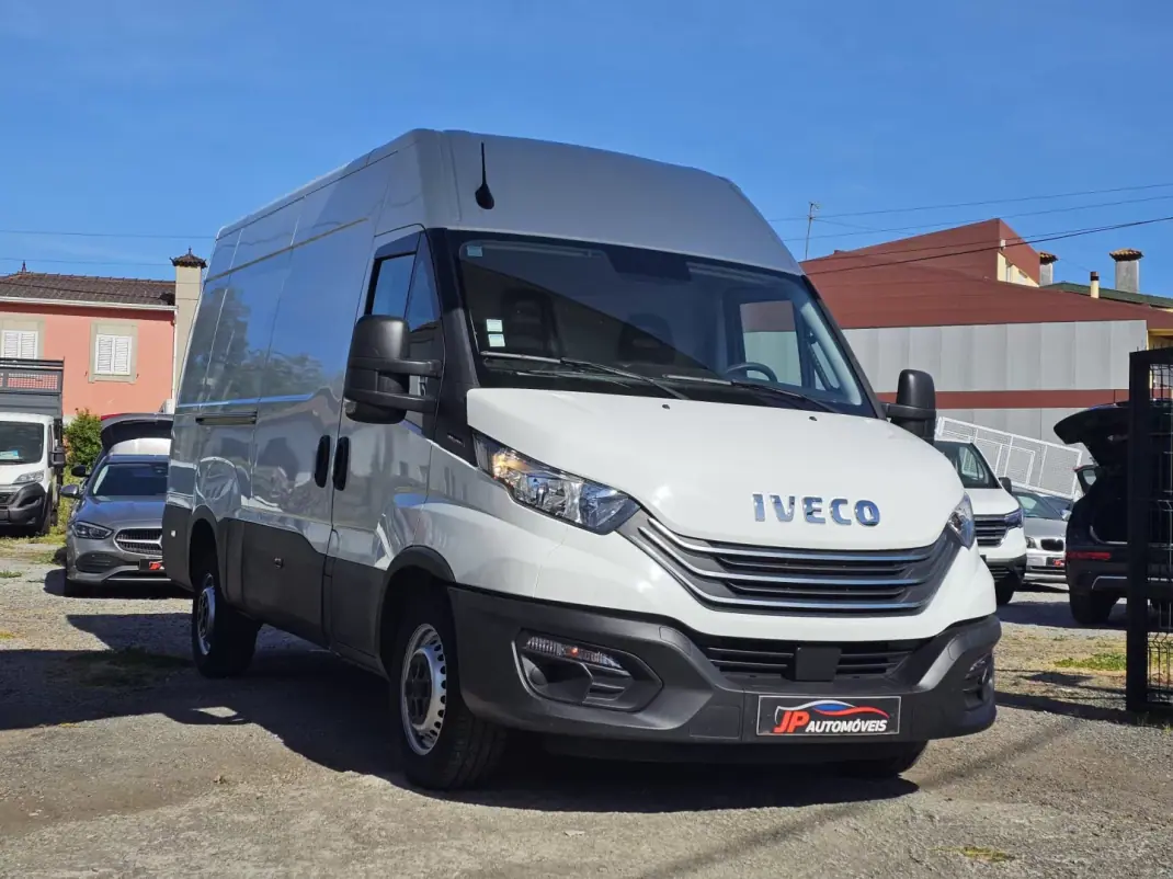 Iveco Daily 35 S14 2.3 D PLATAFORMA 2023 - 24750 EUR, 45000 km - AUTO.MOTO.pt - 45000km - foto 1 de 12