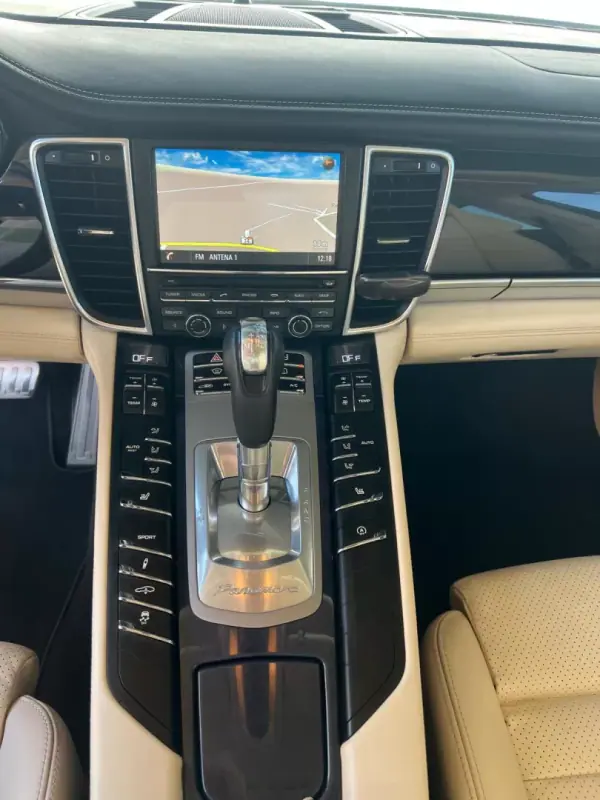 Porsche Panamera 2014 - 46000 EUR, 136900 km - AUTO.MOTO.pt - 136900km - foto 18 de 19