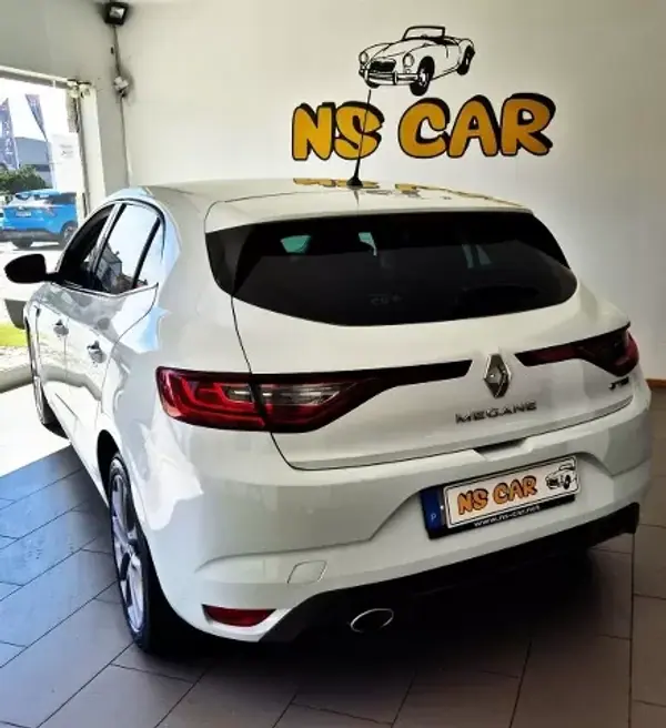 Renault Mégane 2016 - 12750 EUR, 170000 km - AUTO.MOTO.pt - 170000km - foto 4 de 10