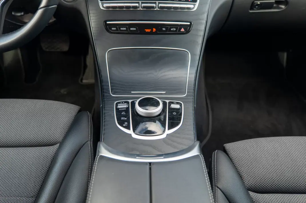 Mercedes-Benz C 300e 2020 - 26900 EUR, 109000 km - AUTO.MOTO.pt - 109000km - foto 31 de 36