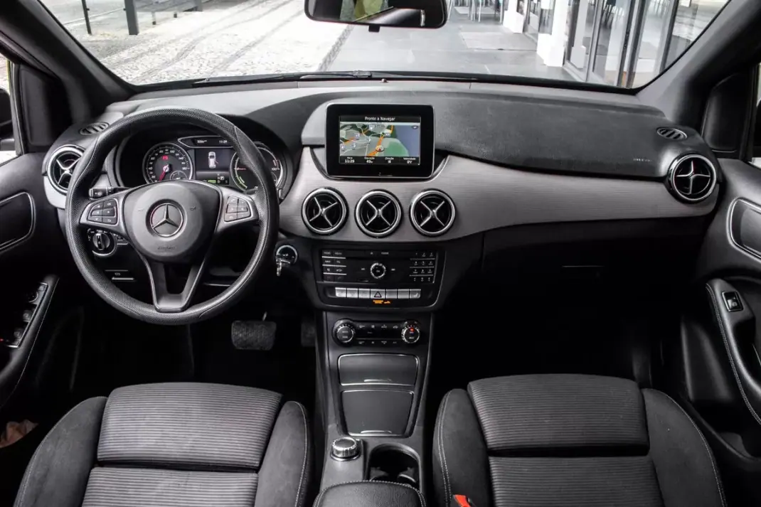 Mercedes-Benz B 250 2017 - 13990 EUR, 87144 km - AUTO.MOTO.pt - 87144km - foto 35 de 42