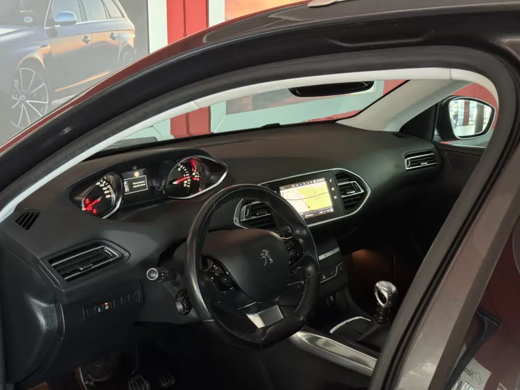 Peugeot 308 SW 2018 - 14990 EUR, 124838 km - AUTO.MOTO.pt - 124838km - foto 16 de 21