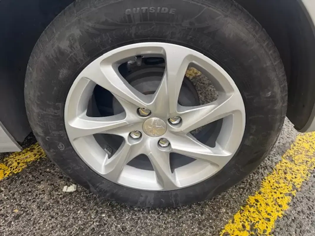 Peugeot 208 2014 - 7400 EUR, 116000 km - AUTO.MOTO.pt - 116000km - foto 24 de 26