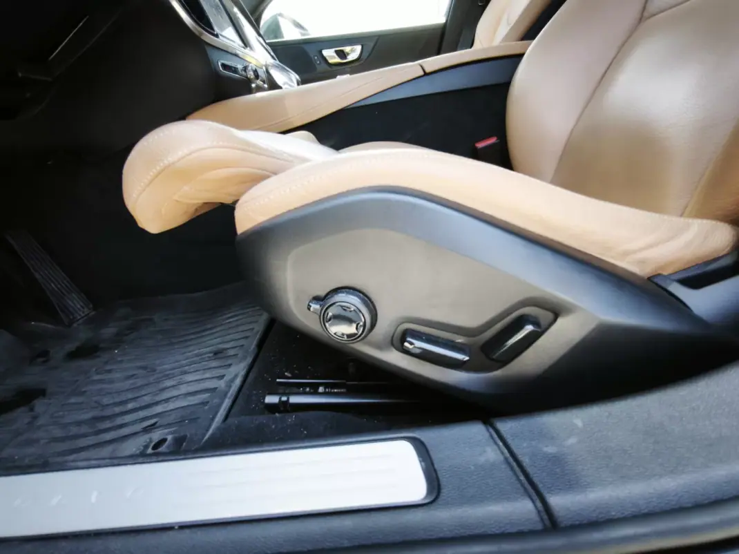 Volvo V60 2019 - 22900 EUR, 182000 km - 182000km - foto 10 de 25