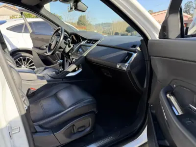 Jaguar E-Pace 2019 - 23500 EUR, 82987 km - AUTO.MOTO.pt - 82987km - foto 6 de 11