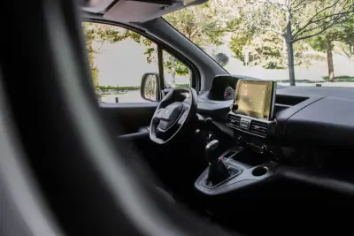 Peugeot Partner 1.5 Blue HDI 100 S&S Premium 2021 - 12990 EUR, 71659 km - AUTO.MOTO.pt - 71659km - foto 25 de 31