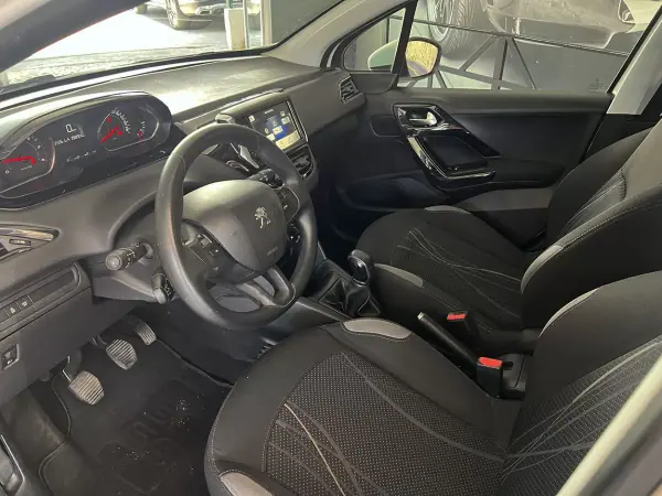Peugeot 208 2013 - 7600 EUR, 235844 km - AUTO.MOTO.pt - 235844km - foto 6 de 19