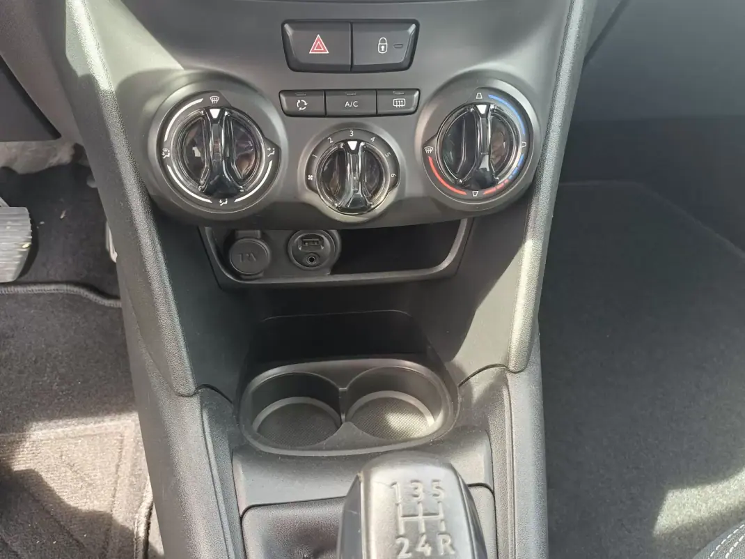 Peugeot 208 2015 - 9900 EUR, 149570 km - AUTO.MOTO.pt - 149570km - foto 11 de 15