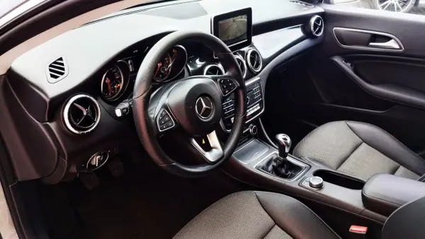 Mercedes-Benz CLA 180 2016 - 16950 EUR, 176000 km - AUTO.MOTO.pt - 176000km - foto 10 de 32