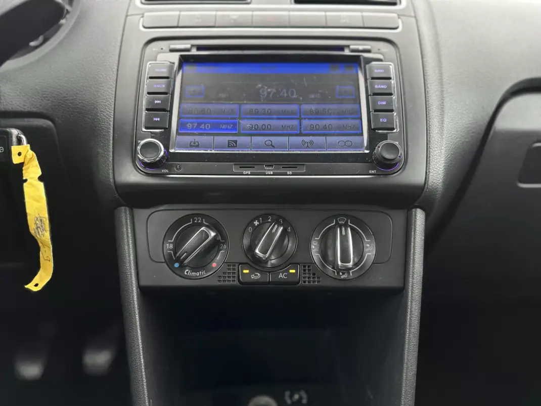 Volkswagen Polo 2010 - 7490 EUR, 151000 km - AUTO.MOTO.pt - 151000km - foto 20 de 30