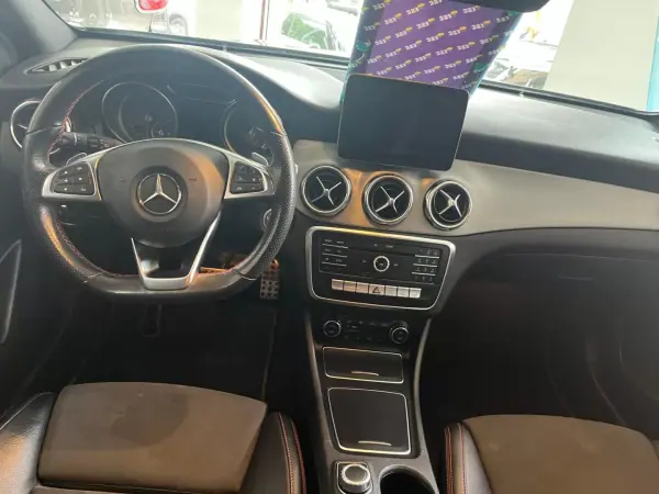 Mercedes-Benz GLA 200 2019 - 27500 EUR, 144556 km - AUTO.MOTO.pt - 144556km - foto 5 de 9