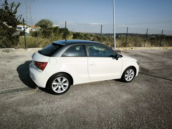 Audi A1 2010 - 9950 EUR, 236924 km - AUTO.MOTO.pt - 236924km - foto 12 de 43