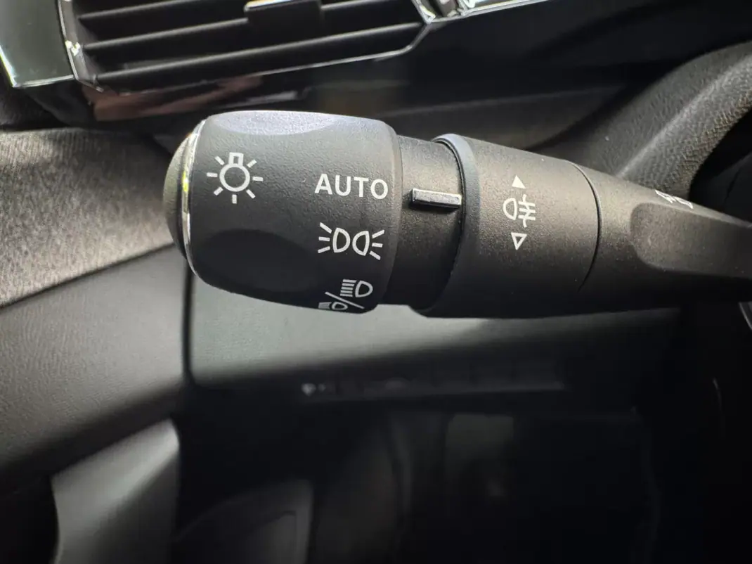 Peugeot 308 2025 - 24500 EUR, 7700 km - AUTO.MOTO.pt - 7700km - foto 12 de 16