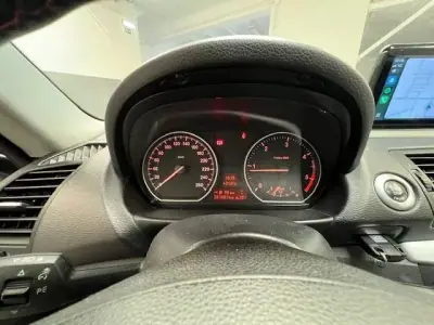 BMW 120 2009 - 11999 EUR, 261000 km - AUTO.MOTO.pt - 261000km - foto 9 de 10