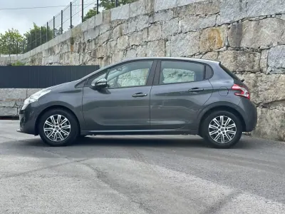 Peugeot 208 2015 - 7990 EUR, 73000 km - AUTO.MOTO.pt - 73000km - foto 8 de 51