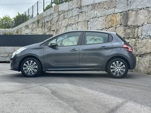 Peugeot 208 2015 - 7990 EUR, 73000 km - AUTO.MOTO.pt - 73000km - foto 8 de 51