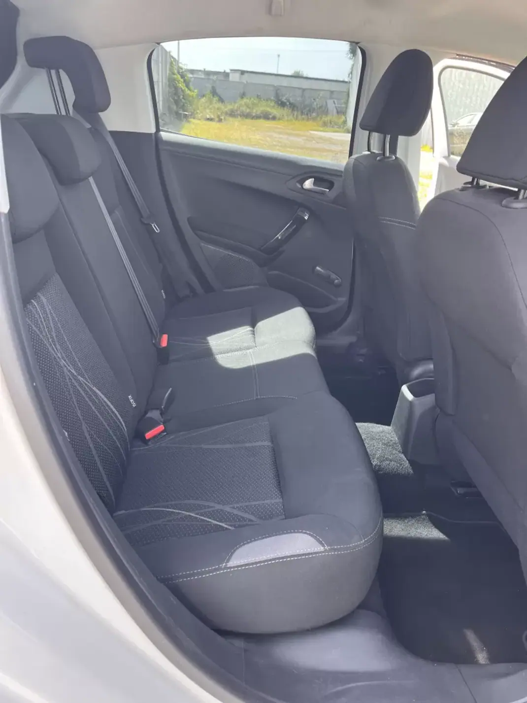 Peugeot 208 2015 - 7250 EUR, 84100 km - AUTO.MOTO.pt - 84100km - foto 8 de 19