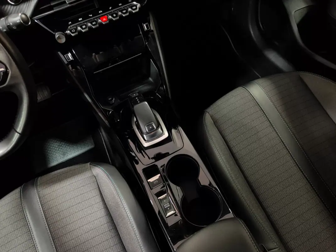 Peugeot 208 2019 - 14500 EUR, 90000 km - AUTO.MOTO.pt - 90000km - foto 43 de 60