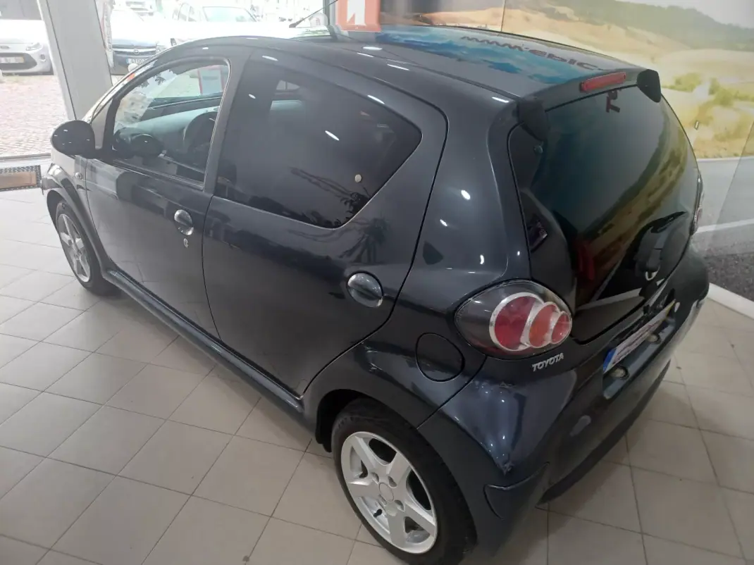 Toyota Aygo 2011 - 6790 EUR, 110561 km - AUTO.MOTO.pt - 110561km - foto 7 de 33