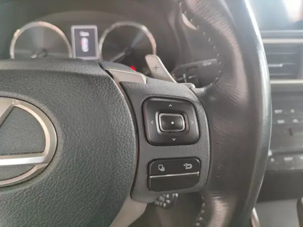 Lexus IS 300H 2017 - 25900 EUR, 68000 km - AUTO.MOTO.pt - 68000km - foto 30 de 38