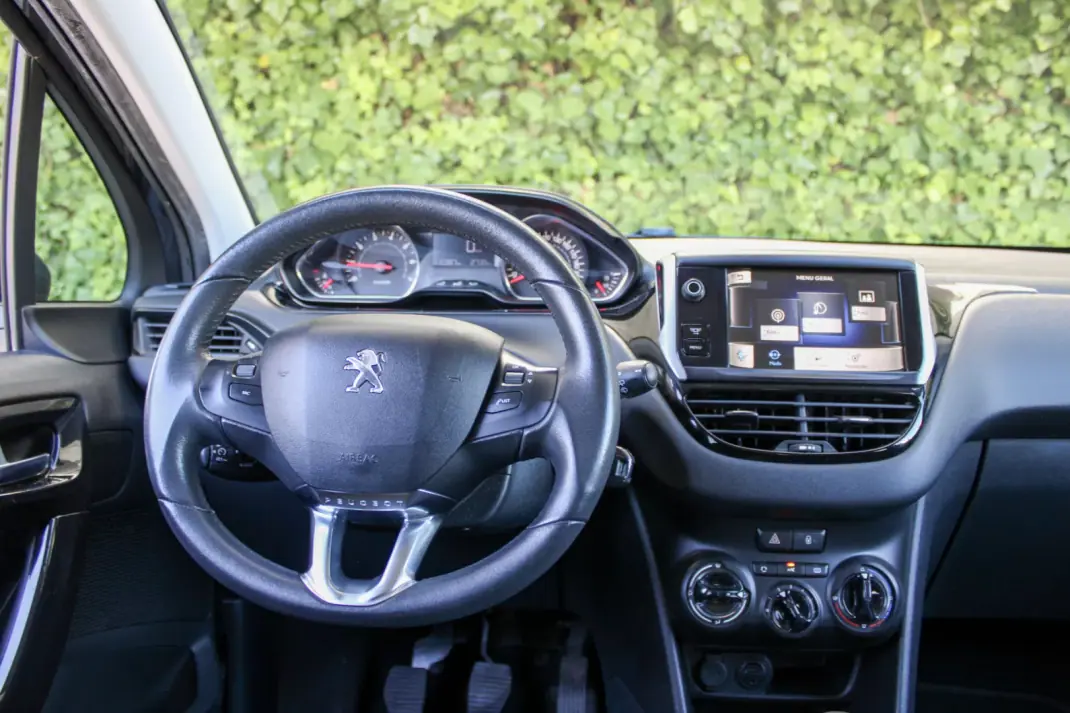 Peugeot 208 2013 - 7900 EUR, 110000 km - 110000km - foto 15 de 15