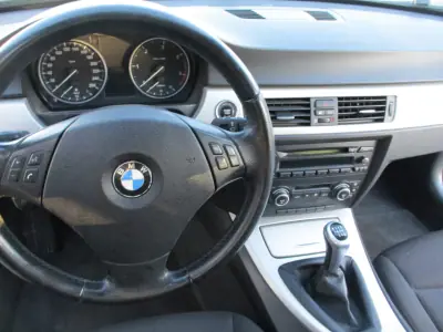BMW 320 2009 - 8900 EUR, 236000 km - AUTO.MOTO.pt - 236000km - foto 10 de 12