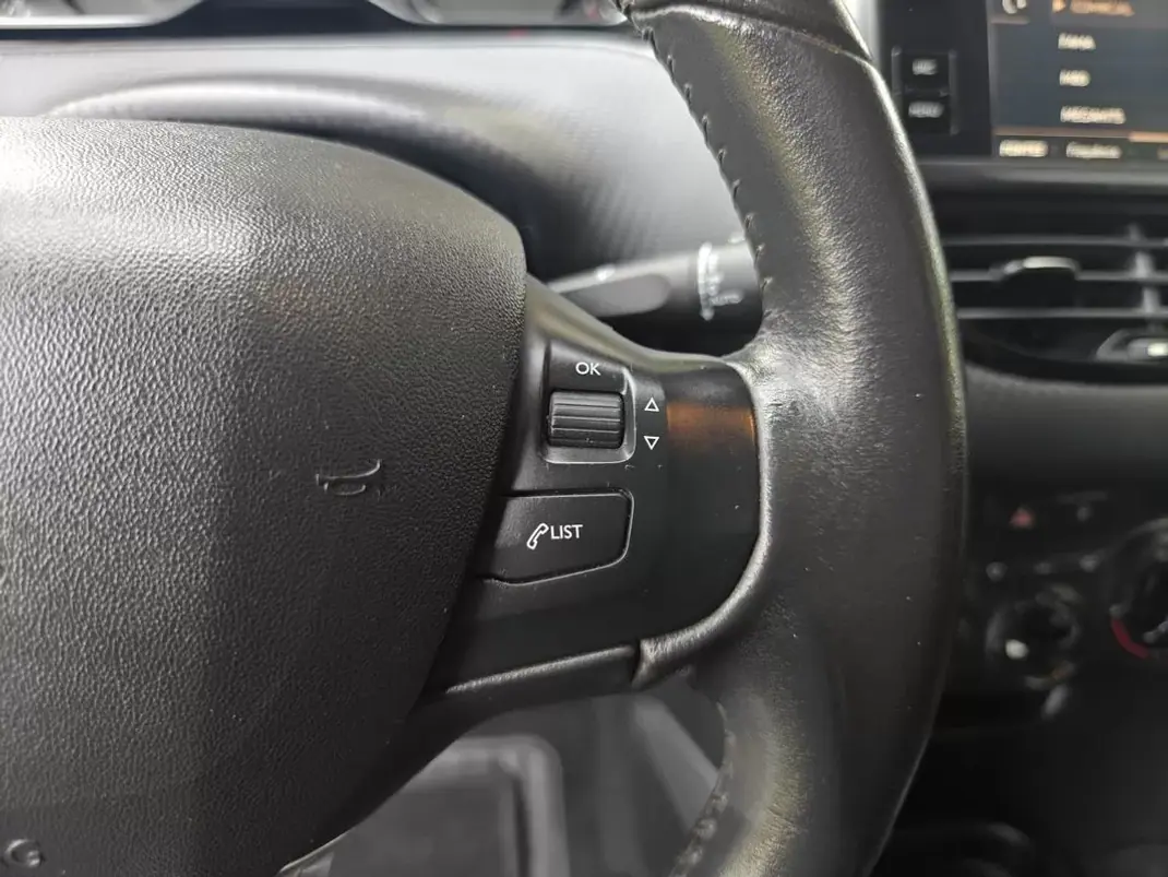Peugeot 2008 2018 - 10399 EUR, 110600 km - AUTO.MOTO.pt - 110600km - foto 27 de 38