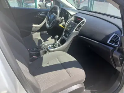 Opel Astra 2010 - 6350 EUR, 76845 km - AUTO.MOTO.pt - 76845km - foto 23 de 28