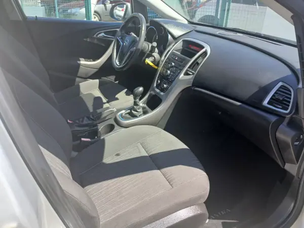 Opel Astra 2010 - 6350 EUR, 76845 km - AUTO.MOTO.pt - 76845km - foto 23 de 28