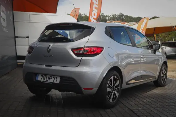 Renault Clio 2018 - 12480 EUR, 121000 km - AUTO.MOTO.pt - 121000km - foto 9 de 13