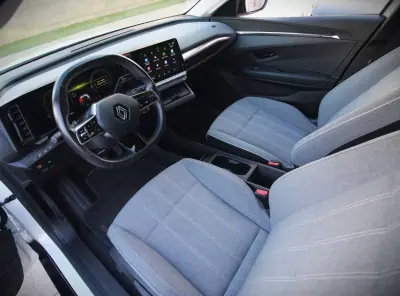 Renault Mégane E-Tech 2022 - 21000 EUR, 31000 km - AUTO.MOTO.pt - 31000km - foto 6 de 29