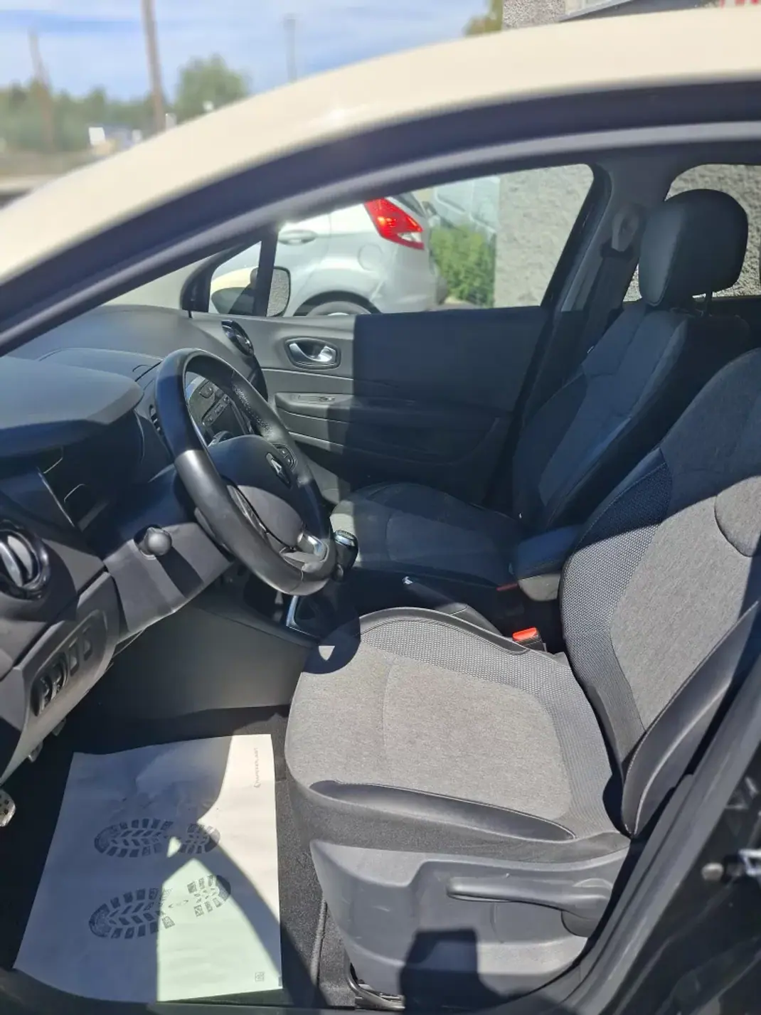 Renault Captur 2019 - 13950 EUR, 89099 km - 89099km - foto 14 de 16