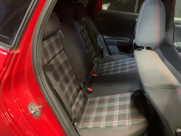 Volkswagen Polo 2019 - 21750 EUR, 150000 km - AUTO.MOTO.pt - 150000km - foto 10 de 12