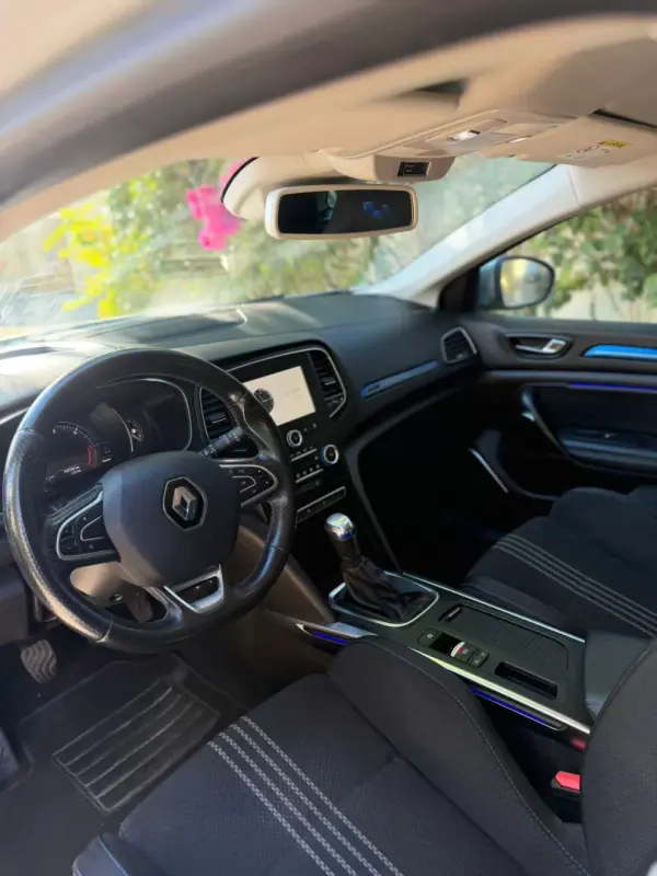 Renault Mégane 2018 - 16900 EUR, 102599 km - AUTO.MOTO.pt - 102599km - foto 8 de 12