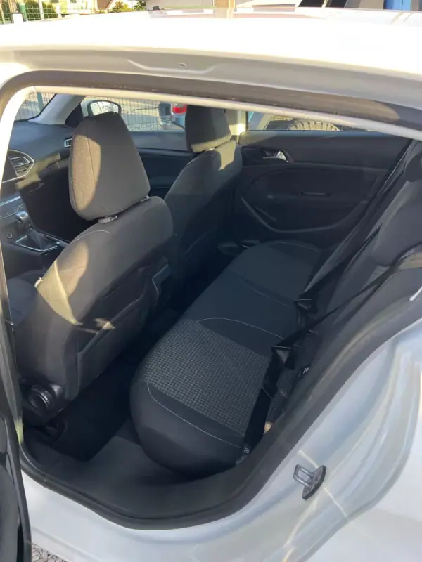 Peugeot 308 2019 - 10399 EUR, 165000 km - AUTO.MOTO.pt - 165000km - foto 7 de 7