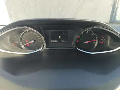 Peugeot 308 2018 - 12900 EUR, 219000 km - AUTO.MOTO.pt - 219000km - foto 18 de 23